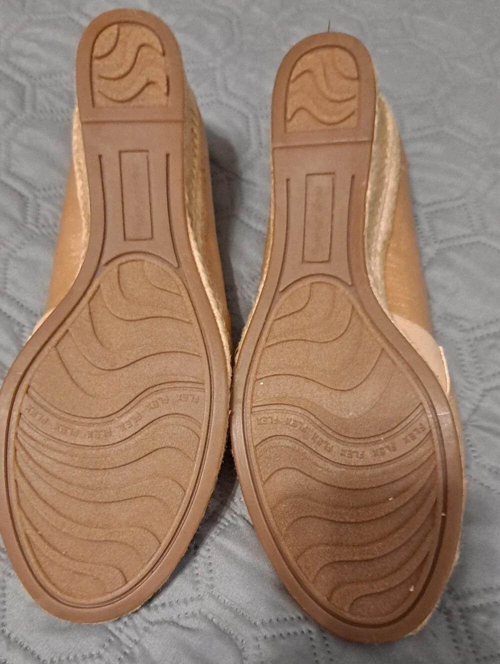 easy street metallic Tan flats with peep toe - Picture 4 of 6